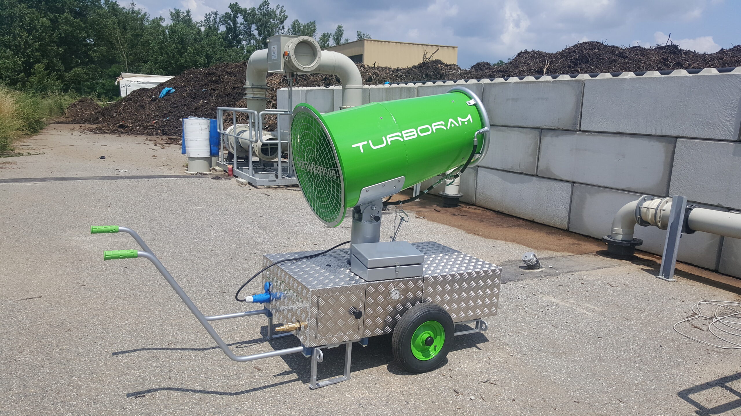 Le TURBORAM TRD35 est un brumisateur de moyenne portée principalement destiné aux travaux de démolition, de dépollution, du BTP, et aux activités de recyclage. Mobile