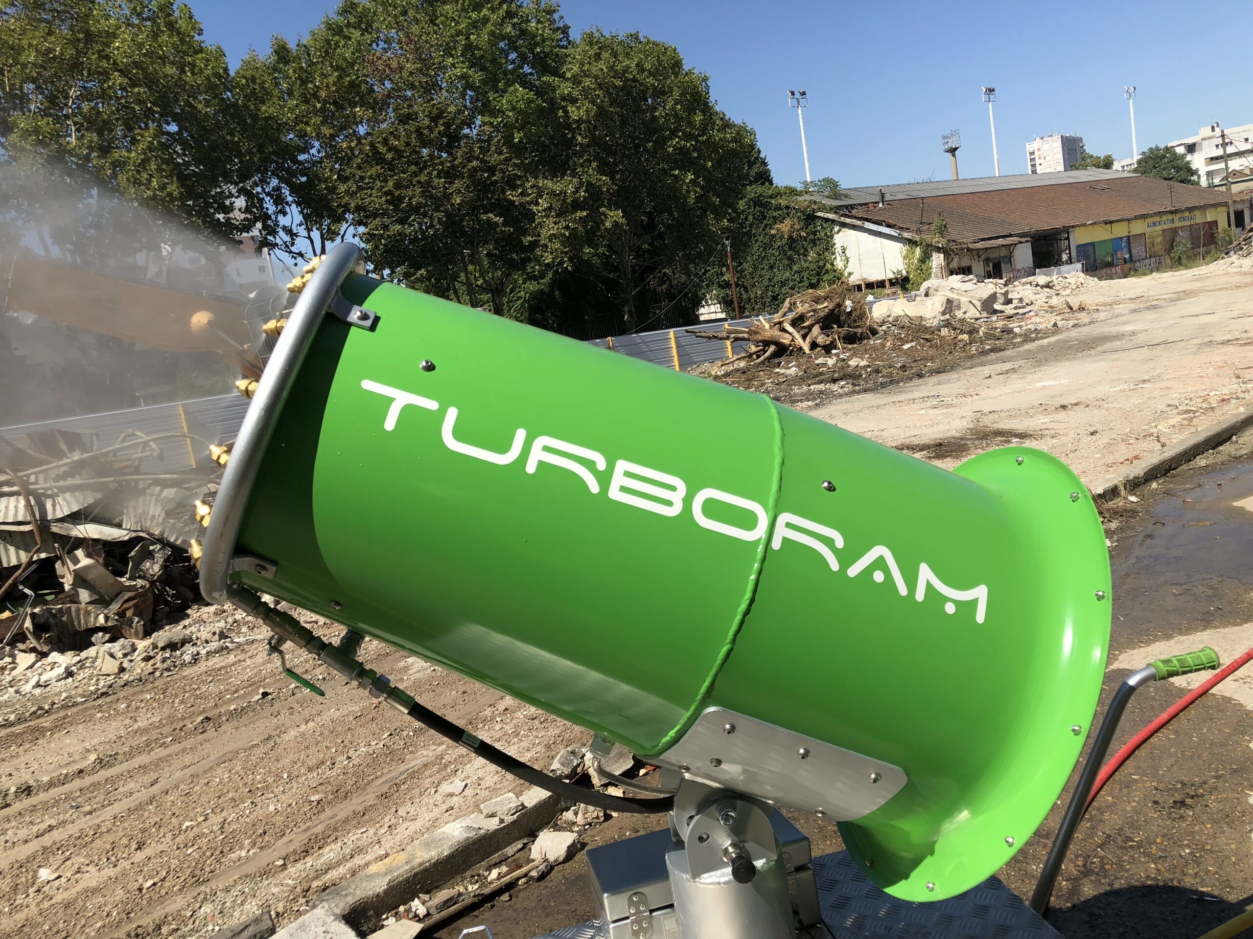 Le TURBORAM TRD40 est un brumisateur principalement destiné aux travaux de démolition, de dépollution, au BTP, et aux activités de recyclage. Mobile