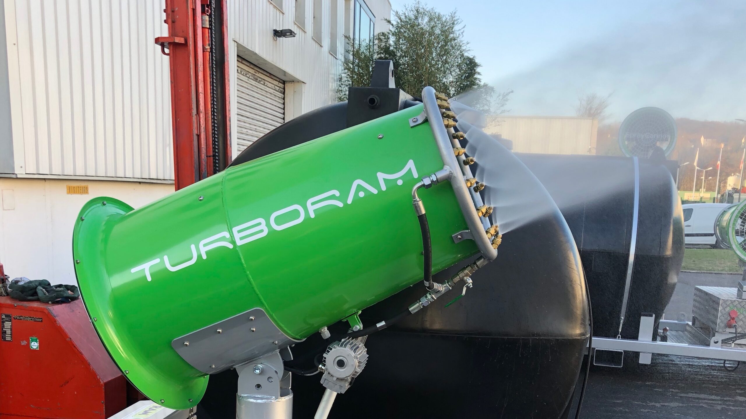 Le TURBORAM TRD40-SC est un brumisateur principalement destiné aux travaux de démolition, de dépollution, au BTP, et aux activités de recyclage. Avec cuve à eau