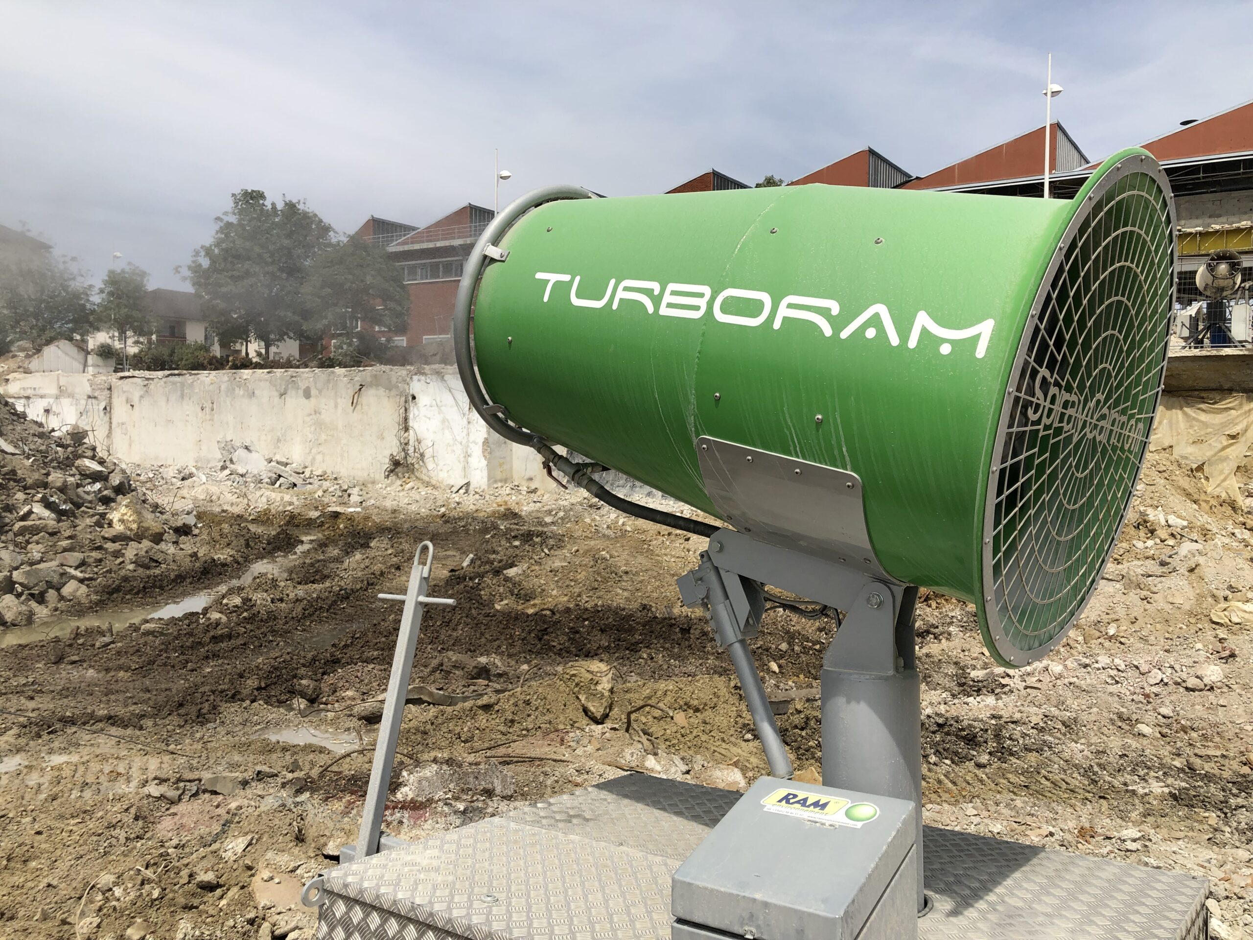 Le TURBORAM TRD60 est un brumisateur de grande puissance principalement destiné aux travaux de démolition de grande hauteur, au BTP, aux mines & carrières, aux manutentions portuaires et aux activités de recyclage. Fixe