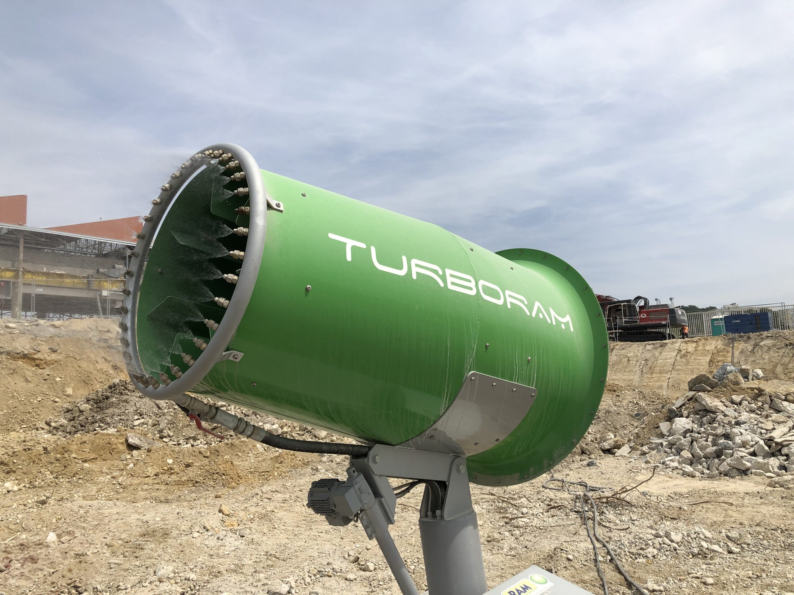 Le TURBORAM TRD60 est un brumisateur de grande puissance principalement destiné aux travaux de démolition de grande hauteur, au BTP, aux mines & carrières, aux manutentions portuaires et aux activités de recyclage. Fixe