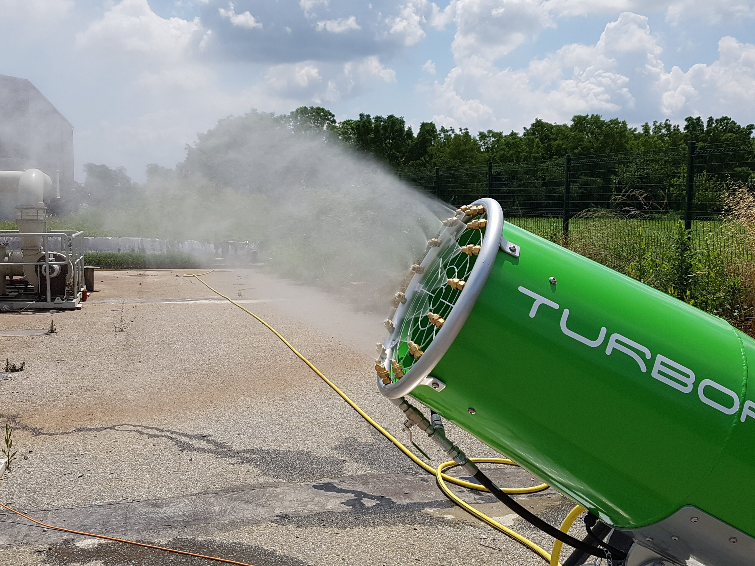 Le TURBORAM TRD35 est un brumisateur de moyenne portée principalement destiné aux travaux de démolition, de dépollution, du BTP, et aux activités de recyclage. Mobile